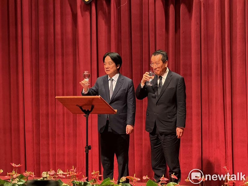 賴清德與國防部長顧立雄一起向官兵及遺族家屬舉杯致意。&nbsp;&nbsp;&nbsp;圖：高逸帆／攝