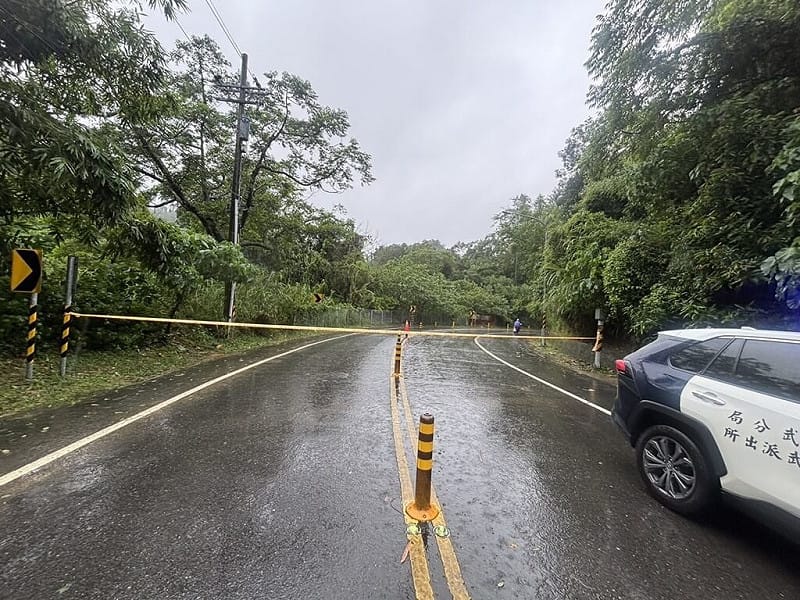 高雄豪雨不斷，各地陸續出現積淹水災情，仁武區23日上午發生路樹和土石倒塌情形，警方已封鎖現場疏導交通。（高雄仁武警分局提供）中央社記者洪學廣傳真　115年8月23日&nbsp;&nbsp;&nbsp;