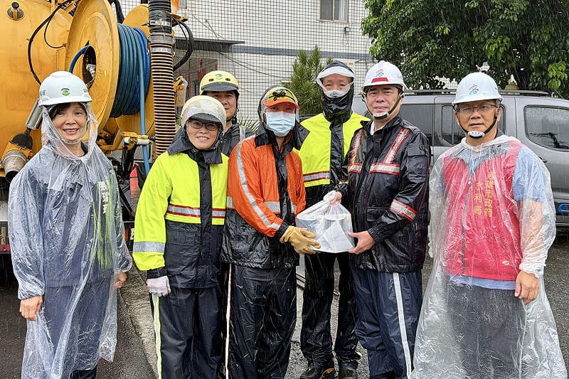 陳其邁(右二)慰勞第一線清潔隊員。&nbsp;&nbsp;&nbsp;圖：高雄市水利局／提供