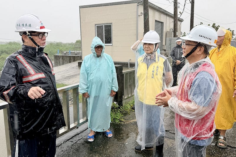 陳其邁(左一)視察崎漏抽水站。&nbsp;&nbsp;&nbsp;圖：高雄市水利局／提供
