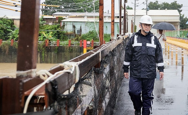 賴瑞隆觀察目前八涳橋水位維持在安全範圍，河道拓寬工程已發揮明顯排洪效果。&nbsp;&nbsp;&nbsp;圖：賴瑞隆競辦／提供