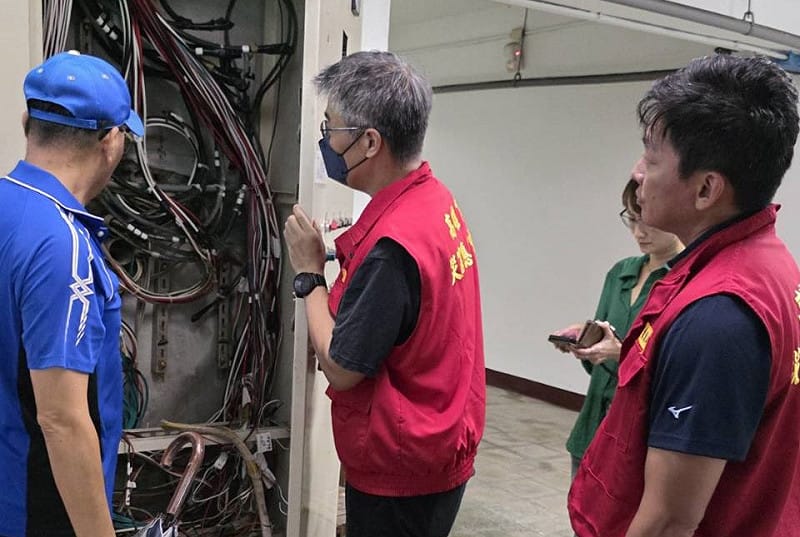 李懷仁(中)與吳立森(右)視察校園機電設施受豪雨影響情形。&nbsp;&nbsp;&nbsp;圖：高雄市教育局／提供