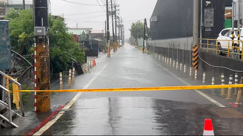 大寮區大寮里道路出現嚴重積水，現場緊急拉起封鎖線警示。&nbsp;&nbsp;&nbsp;圖：柯志恩競辦／提供