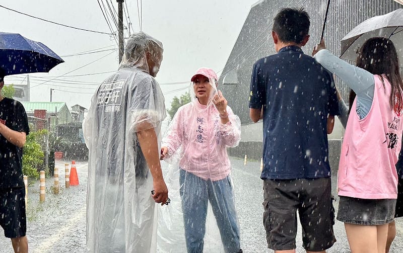 柯志恩(中)冒傾盆大雨視察大寮災情。&nbsp;&nbsp;&nbsp;圖：柯志恩競辦／提供