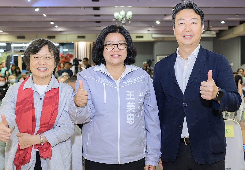 民進黨嘉義市長參選人王美惠(中)、內政部長劉世芳(左)、交通部長陳世凱(右) 圖:民進黨提供 民進黨嘉義市長參選人王美惠(中)、內政部長劉世芳(左)、交通部長陳世凱(右) 圖:民進黨提供