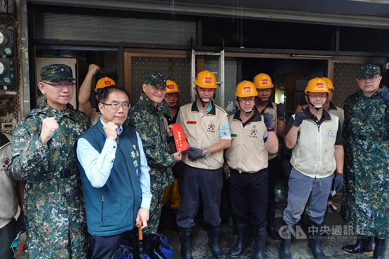 台南市長黃偉哲（前左2）與陸軍第八軍團指揮官劉暐欣（前左3）今日前往安南區爆炸案災區，慰勞協助清理善後國軍人員。&nbsp;&nbsp;&nbsp;圖：中央社記者楊思瑞攝 115年8月23日