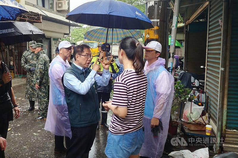 台南市安南區發生空地廢棄物燃燒爆炸事故，造成周邊多戶民宅受損。台南市長黃偉哲（前左）今日前往關心善後進度，也向受災戶說明市府做法。&nbsp;&nbsp;&nbsp;圖：中央社記者楊思瑞攝 115年8月23日