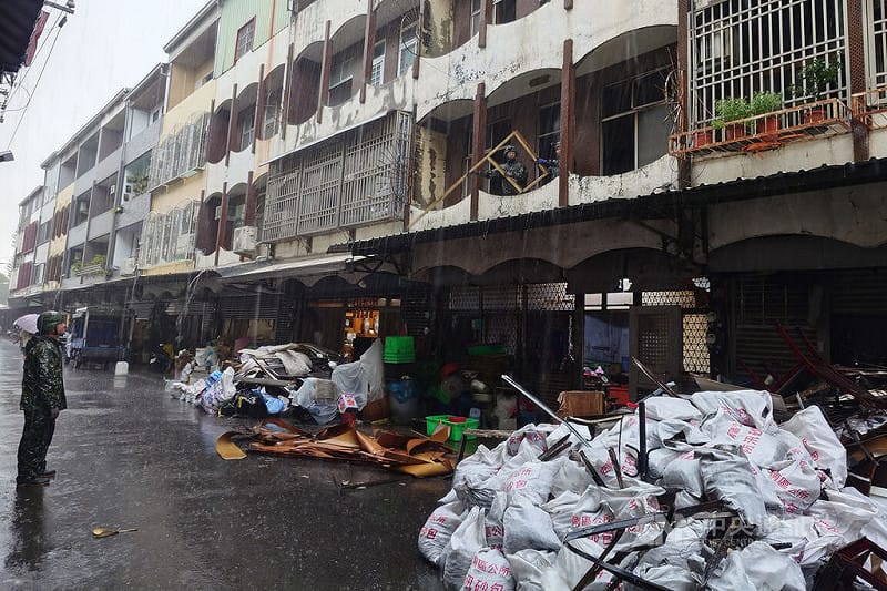 台南市安南區發生空地廢棄物燃燒爆炸事故，造成周邊多戶民宅受損，市府協調國軍人力支援加速清理善後，23日持續雨中作業。中央社記者楊思瑞攝　115年8月23日&nbsp;&nbsp;&nbsp;