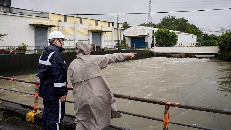 賴瑞隆從滯洪、抽排、河道通洪到匯流排水，逐一掌握各地防汛狀況。&nbsp;&nbsp;&nbsp;圖：賴瑞隆競辦／提供
