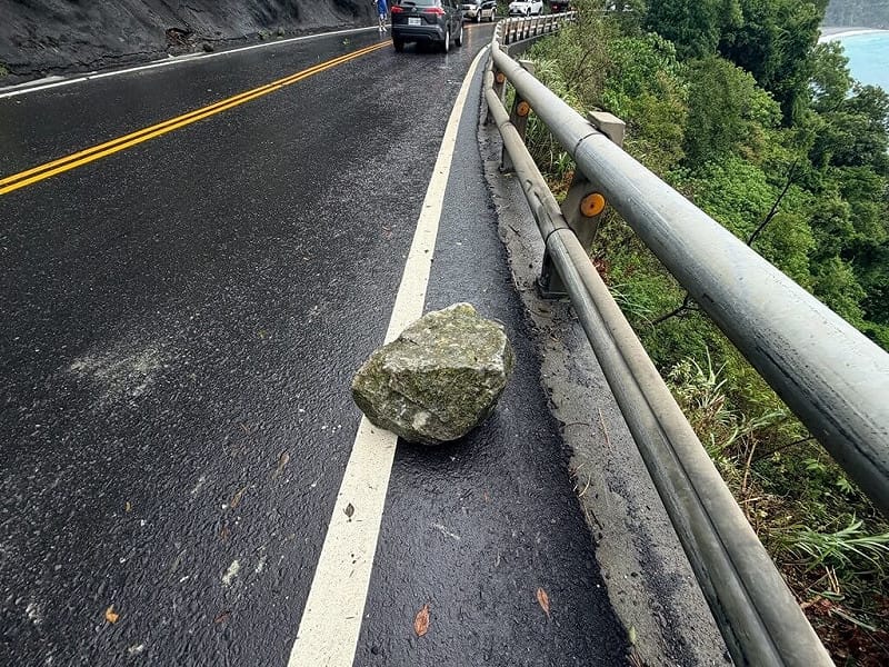 周姓女子23日開車與家人行經台9線蘇花公路116.1公里處時，意外遭落石（圖）擊中車身，所幸車內人員皆未受傷，僅車輛受損較為嚴重。（讀者提供）中央社記者王朝鈺傳真　115年8月23日&nbsp;&nbsp;&nbsp;