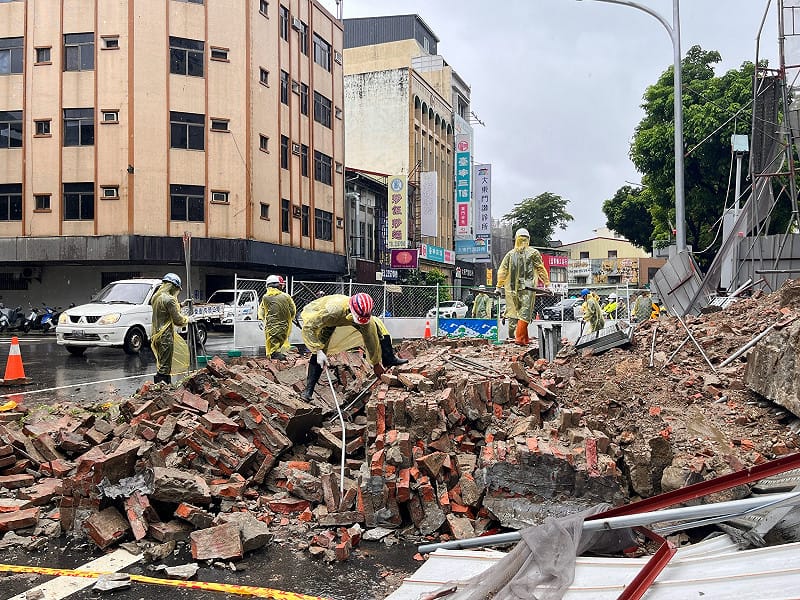 國定古蹟台灣府城大東門發生側牆局部崩落，部分土石散落至東門路一段。台南市長黃偉哲接獲通報後，立即指派副市長葉澤山趕赴現場掌握狀況，並責成文化局及相關單位以維護安全以及保存古蹟本體為優先。&nbsp;&nbsp;&nbsp;圖：台南市政府提供