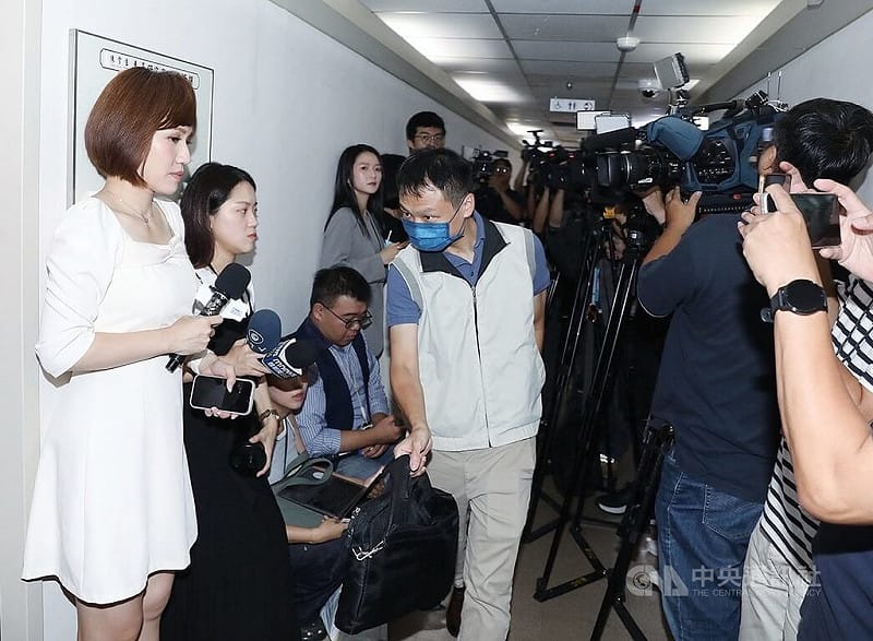 檢調接獲檢舉國民黨立法委員陳雪生涉及貪污罪。陳雪生位於立法院的國會辦公室24日上午遭檢察官帶隊搜索，調查人員在大批媒體包圍之下進入辦公室。中央社記者郭日曉攝　115年8月24日&nbsp;&nbsp;&nbsp;