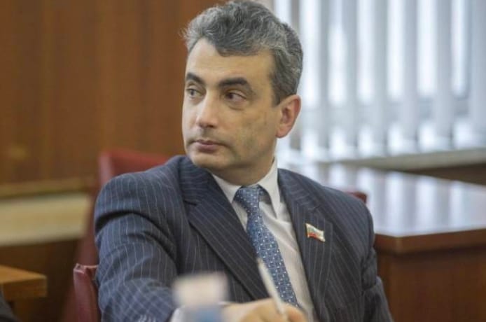 俄國反戰的蘋果黨 ( Yabloko ) 副主席列夫什洛斯伯格判處 11 年 1 個月的徒刑。   &nbsp;&nbsp;&nbsp;圖 : 翻攝自 X  / Nexta