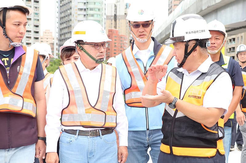侯友宜市長(左二)與工務局長馮兆麟(左三)討論淡北道路進度及相關工項。&nbsp;&nbsp;&nbsp;圖：新北市府提供
