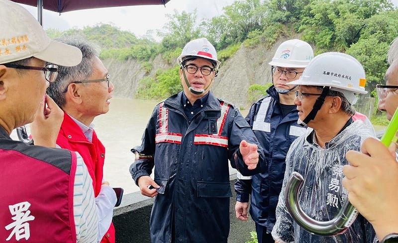 陳其邁(中)認為面對極端氣候，中央、地方需要合作提升整體防洪韌性。&nbsp;&nbsp;&nbsp;圖：高雄市政府／提供