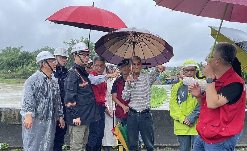 陳其邁(左三)表示，市府請水利署支援共9台移動式抽水機，加強短期緊急抽排及防汛應變。&nbsp;&nbsp;&nbsp;圖：高雄市政府／提供
