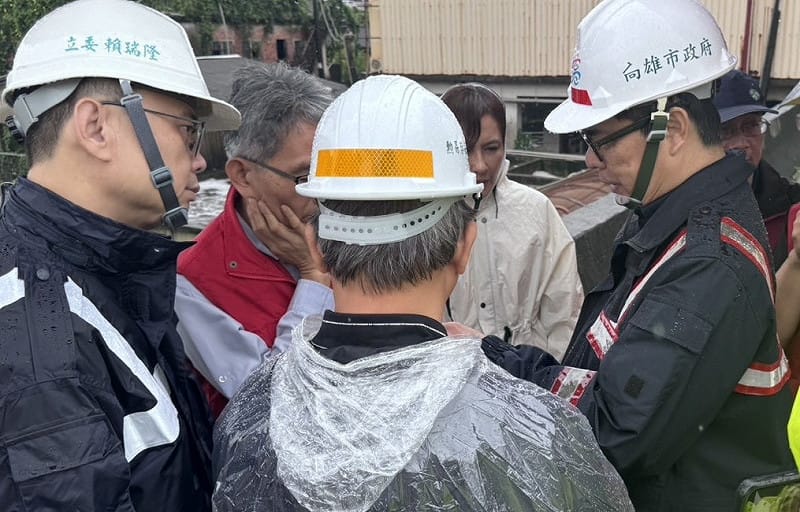 賴瑞隆(左一)陪同陳其邁(右一)般一行前往田寮月世界勘查二仁溪沿線水情。&nbsp;&nbsp;&nbsp;圖：賴瑞隆競辦／提供
