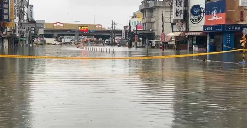 台南多處淹水，仁德交流道附近已拉起封鎖線。&nbsp;&nbsp;&nbsp;圖：翻攝畫面