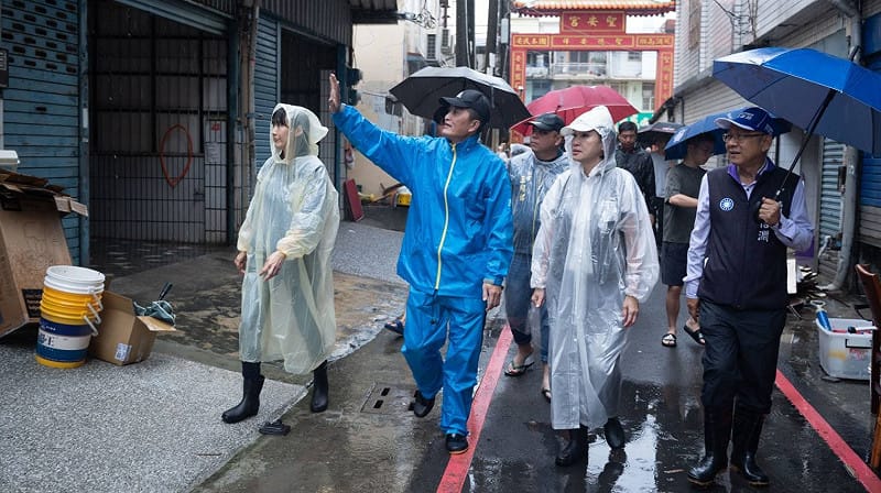 柯志恩(右二)由宋立彬(左二)、方信淵(右一)、黃韻涵(左一)陪同，前往梓官區典寶里關心淹水及後續清理情形。&nbsp;&nbsp;&nbsp;圖：柯志恩競辦／提供