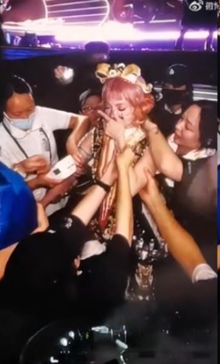 怎料在演出途中張韶涵突出現身體不適，疑似因為天氣熱、服裝沉重，心臟負荷不了，緊急下台吸氧。&nbsp;&nbsp;&nbsp;圖：翻攝自微博