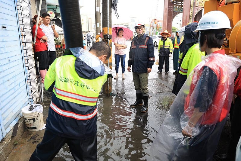 陳其邁(中)前往茄萣地區及金鑾宮一帶視察抽水處理情形。&nbsp;&nbsp;&nbsp;圖：高雄市政府／提供