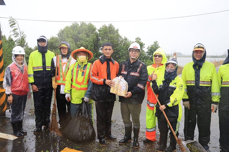 陳其邁(右四)慰問冒雨清淤的環保局清潔人員。&nbsp;&nbsp;&nbsp;圖：高雄市政府／提供