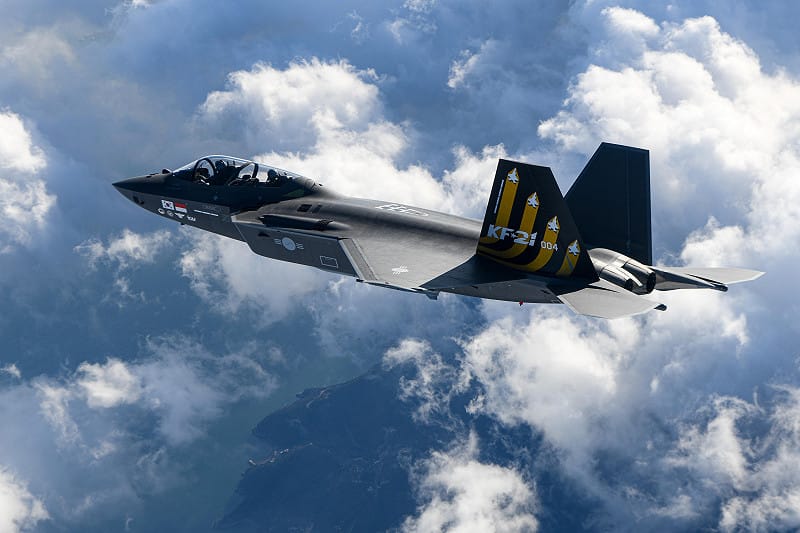  韓國國產 4.5代戰鬥機 KF-21「獵鷹」飛行畫面。 圖：翻攝自韓國航空宇宙產業KAI官網 
