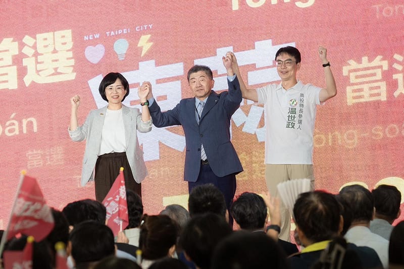  牙醫師出身的行政院政務委員陳時中舉起新北市長候選人、立法委員蘇巧慧和南投縣長候選人温世政的手。 圖：蘇巧慧競選辦公室提供 