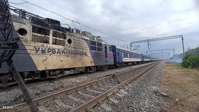 載有近 600 名乘客的烏克蘭列車也遭到俄軍無人機襲擊，甚至有無人機趁著乘客被疏散時發起攻擊，所幸並未造成任何傷亡。&nbsp;&nbsp;&nbsp;圖：翻攝自 @__Inty__ X 帳號