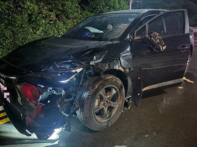 25歲劉姓男子24日凌晨駕車行經苗栗市文發路，跨越雙黃線逆向撞上一輛微型電動二輪車，造成從事資源回收的55歲婦人全身重創，當場死亡。警方調查，劉男酒測值達0.57mg/L，依法送辦。（警方提供）中央社記者管瑞平傳真　115年8月24日&nbsp;&nbsp;&nbsp;