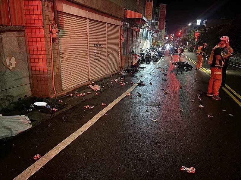 苗栗市文發路24日凌晨發生死亡車禍，55歲郭姓婦人騎乘微型電動二輪車，遭酒駕車輛逆向撞擊噴飛，全身重創當場喪命，車上載運的廢棄鋁罐等資源回收物散落一地。（警方提供）中央社記者管瑞平傳真　115年8月24日&nbsp;&nbsp;&nbsp;