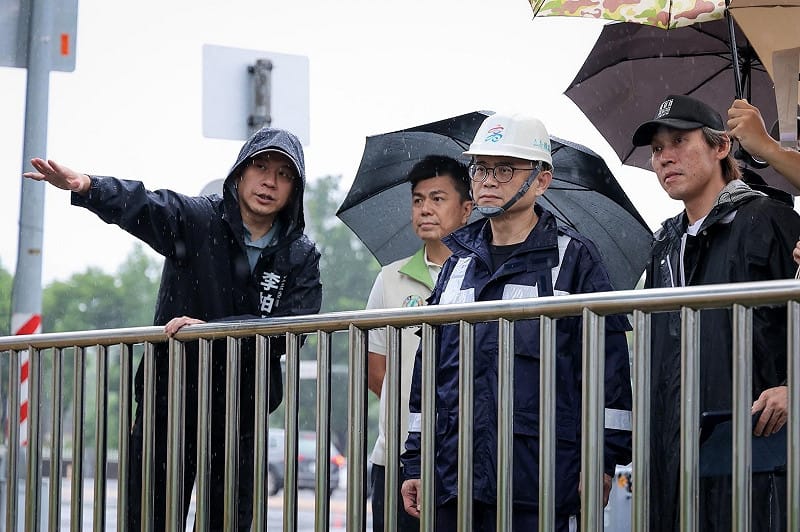 賴瑞隆(右二)至楠梓交流道旗楠路、興西路口視察防汛。&nbsp;&nbsp;&nbsp;圖：賴瑞隆競辦／提供