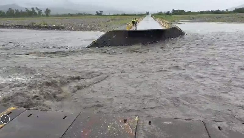 花蓮南區鄉鎮24日累積雨量已逾300毫米，秀姑巒溪水位暴漲，連接玉里與長良的玉長便道被滾滾溪水沖毀。（花蓮縣玉里鎮公所提供）中央社記者李先鳳傳真　115年8月24日&nbsp;&nbsp;&nbsp;