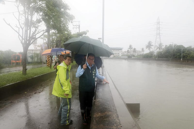 台南市長黃偉哲赴安南、仁德視察災情，實地了解上游排水、道路積水及滯洪設施蓄洪狀況，要求市府持續檢討易淹水區域，精進治水及防洪措施。&nbsp;&nbsp;&nbsp;圖：台南市政府提供