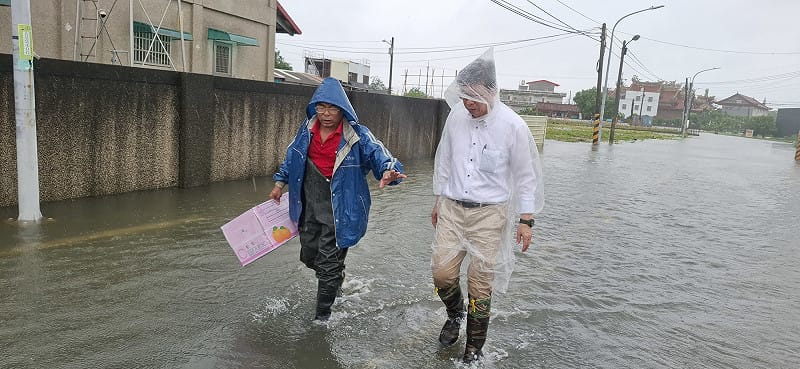台南面臨「超大豪雨」，多處已傳出淹水災情，立法委員郭國文一早便赴安定區領寄、麻豆區海埔、港尾送熱食與勘災，下午也來到安定中榮里勘查，希望讓水患盡早退去。&nbsp;&nbsp;&nbsp;圖：郭國文服務處提供