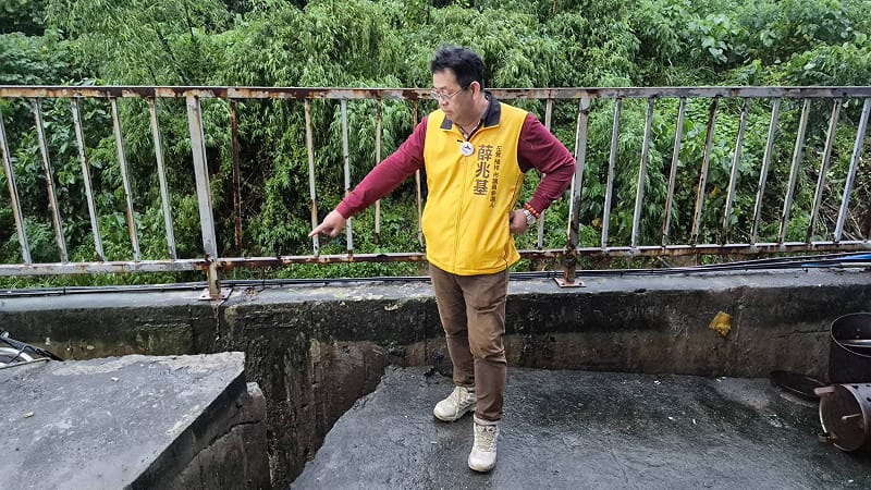 高雄連日豪雨，楠梓區一處大樓門前驚現路面崩裂與土層掏空，薛兆基現場勘查，關心大樓結構與周遭住戶安危。&nbsp;&nbsp;&nbsp;圖：薛兆基競辦／提供
