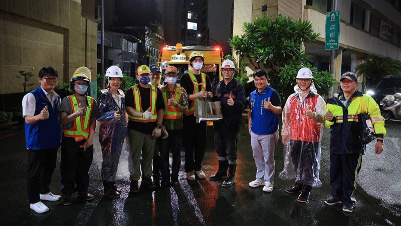 陳其邁(右四)視察覺民路寶安街垃圾車清運情形，並慰問環保局清潔隊員。&nbsp;&nbsp;&nbsp;圖：高雄市水利局／提供