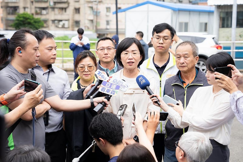 新北市長候選人、立法委員蘇巧慧今（25）日出席「塔寮坑二抽水站」智慧防汛視察行程，蘇巧慧說，感謝中央全額挹注智慧防汛工程4867萬元，也感謝侯友宜市長領導的市府團隊全力施作。&nbsp;&nbsp;&nbsp;圖：蘇巧慧競選辦公室提供