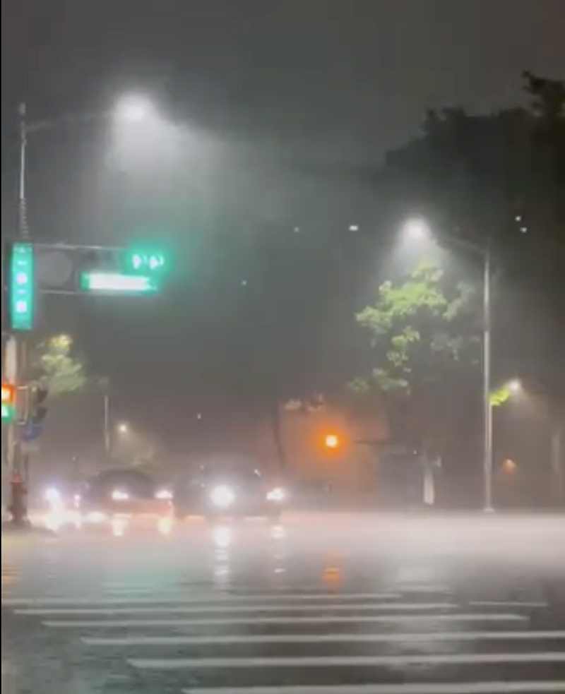 凌晨暴雨持續襲擊高雄，多處道路積水成河。&nbsp;&nbsp;&nbsp;圖：翻攝自 高雄美食地圖臉書