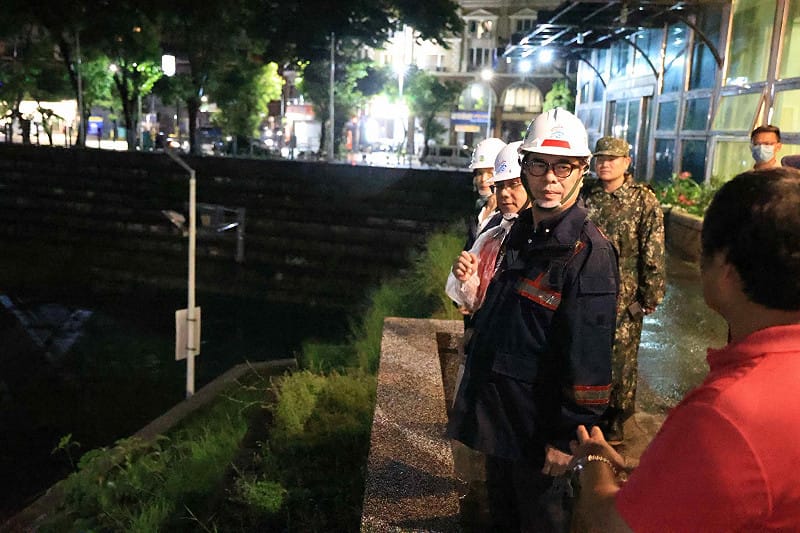 陳其邁深夜前往田寮、路竹、永安、茄萣及三民等地視察,掌握各區水情與災後復原進度。 圖:翻攝自 陳其邁臉書 陳其邁深夜前往田寮、路竹、永安、茄萣及三民等地視察,掌握各區水情與災後復原進度。 圖:翻攝自 陳其邁臉書