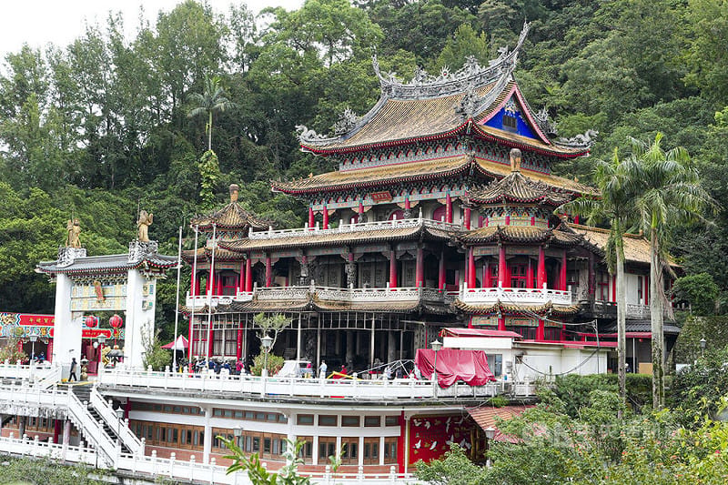 台北市文山區指南宮凌霄寶殿24日晚間發生火警，燃燒面積約1500平方公尺，1樓全毀、2樓約三分之一毀損，所幸無人傷亡。圖為25日火警後的凌霄寶殿外觀。中央社記者鄭清元攝　115年8月25日&nbsp;&nbsp;&nbsp;
