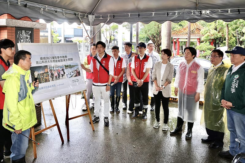 賴清德總統今日下午赴台南市永康區崑山科技大學，關心0821低壓帶強降雨造成周邊道路積淹水情形，台南市長黃偉哲陪同視察，並向總統說明近年治水成效及後續改善規劃。&nbsp;&nbsp;&nbsp;圖：台南市政府提供