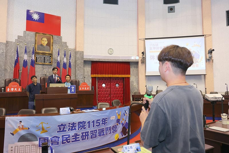 學員們在議事堂激烈攻防辯論戰。&nbsp;&nbsp;&nbsp;圖：立法院/提供