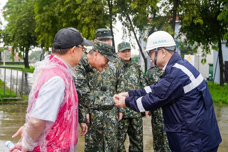 賴瑞隆(右一)慰勉協助救災的軍方人員。&nbsp;&nbsp;&nbsp;(圖：賴瑞隆競辦／提供