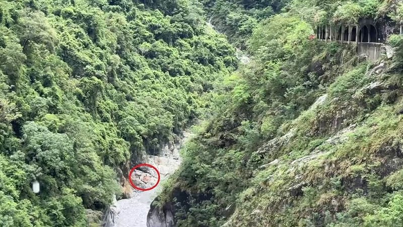 一對男女24日前往花蓮慕谷慕魚溪床撿石頭，卻因溪水暴漲受困河岸岩洞內（紅圈處），消防局獲報已前往救援，評估2人目前暫時沒有生命危險。（民眾提供）中央社記者李先鳳傳真　115年8月25日&nbsp;&nbsp;&nbsp;