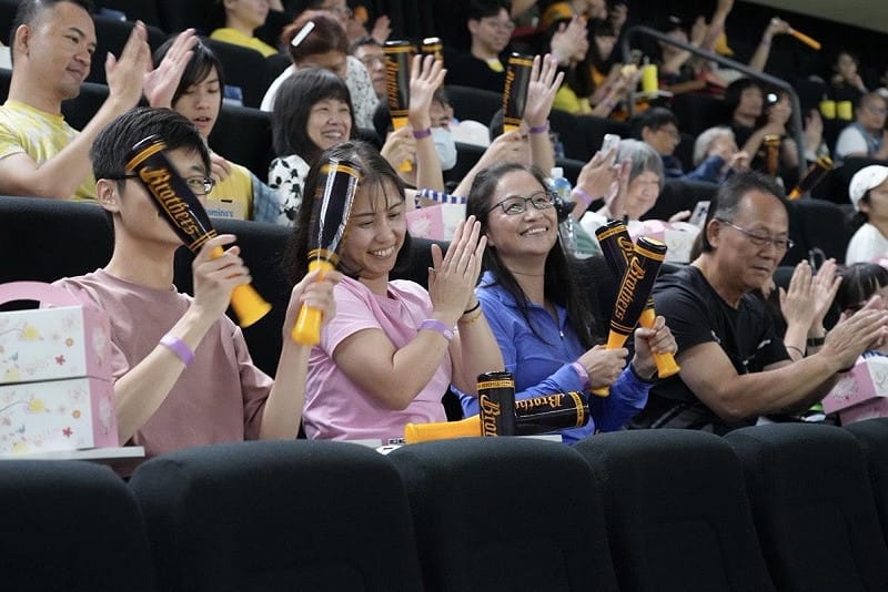 台大醫院器官捐贈者家屬和醫護人員在大巨蛋觀賽，共同為中信兄弟熱血應援。&nbsp;&nbsp;&nbsp;圖：中信育樂提供