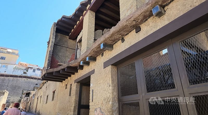 赫古拉尼翁遺跡與龐貝另一個不同之處，是有許多保存良好的兩層樓建築，為了避免坍塌，如今部分結構已用現代技術維修補強。圖攝於115年6月。中央社記者黃雅詩艾可拉諾攝　115年8月25日&nbsp;&nbsp;&nbsp;圖：中央社提供