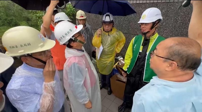 林欽榮(左二)率工務局、水利局等相關單位及四大專業公會代表至現場會勘。&nbsp;&nbsp;&nbsp;圖：高雄市工務局／提供