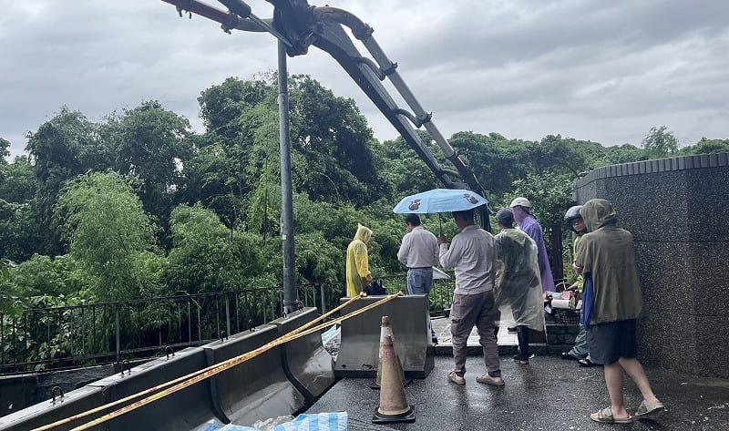 水利局針對大樓側邊及道路掏空較深處辦理灌漿穩固路基。&nbsp;&nbsp;&nbsp;圖：高雄市工務局／提供
