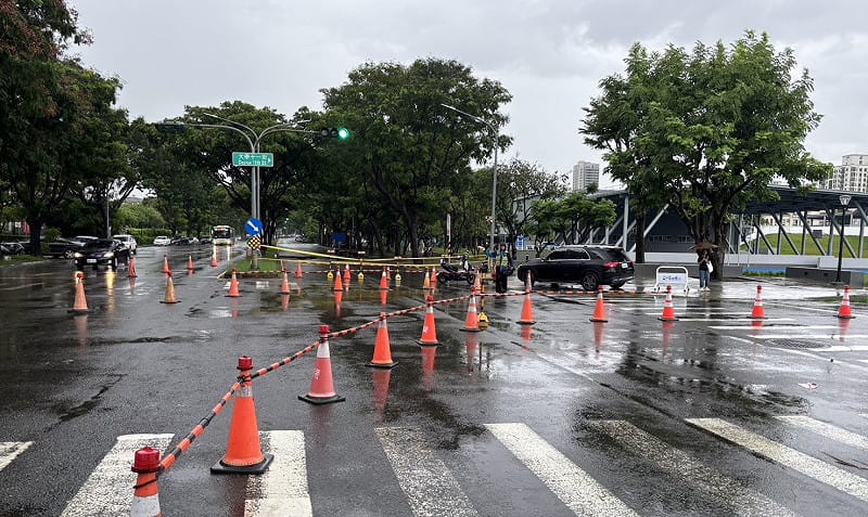 高市教育局封閉東行車道，並調派人力及機具進場搶修。&nbsp;&nbsp;&nbsp;圖：高雄市教育局／提供